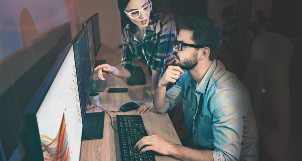 Besprechung vor dem Computer Besprechung vor dem Computer