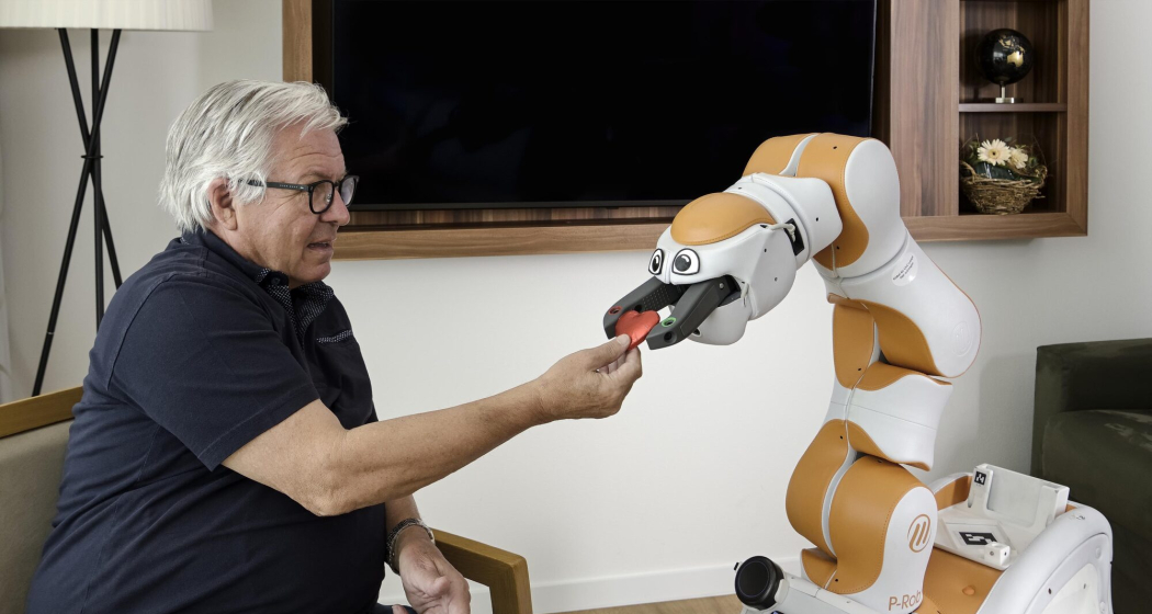 Roboter reicht Mann ein Herz