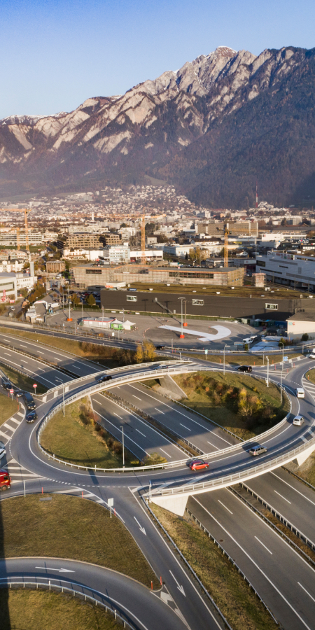 Chur Nord mit Autobahnanschluss und verschiedenen Unternehmen, die eine wirtschaftliche Infrastruktur zeigen