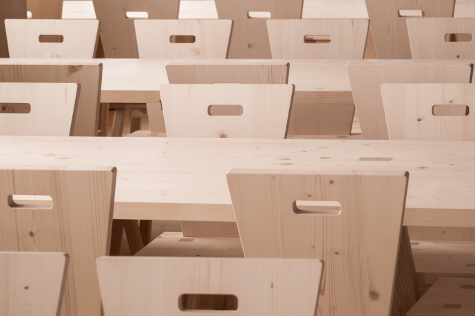 Stühle und Tische (Foto: © Gaudenz Danuser) Stühle und Tische